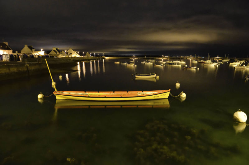 Bateau jaune dans le port du Kirity au coucher du soleil