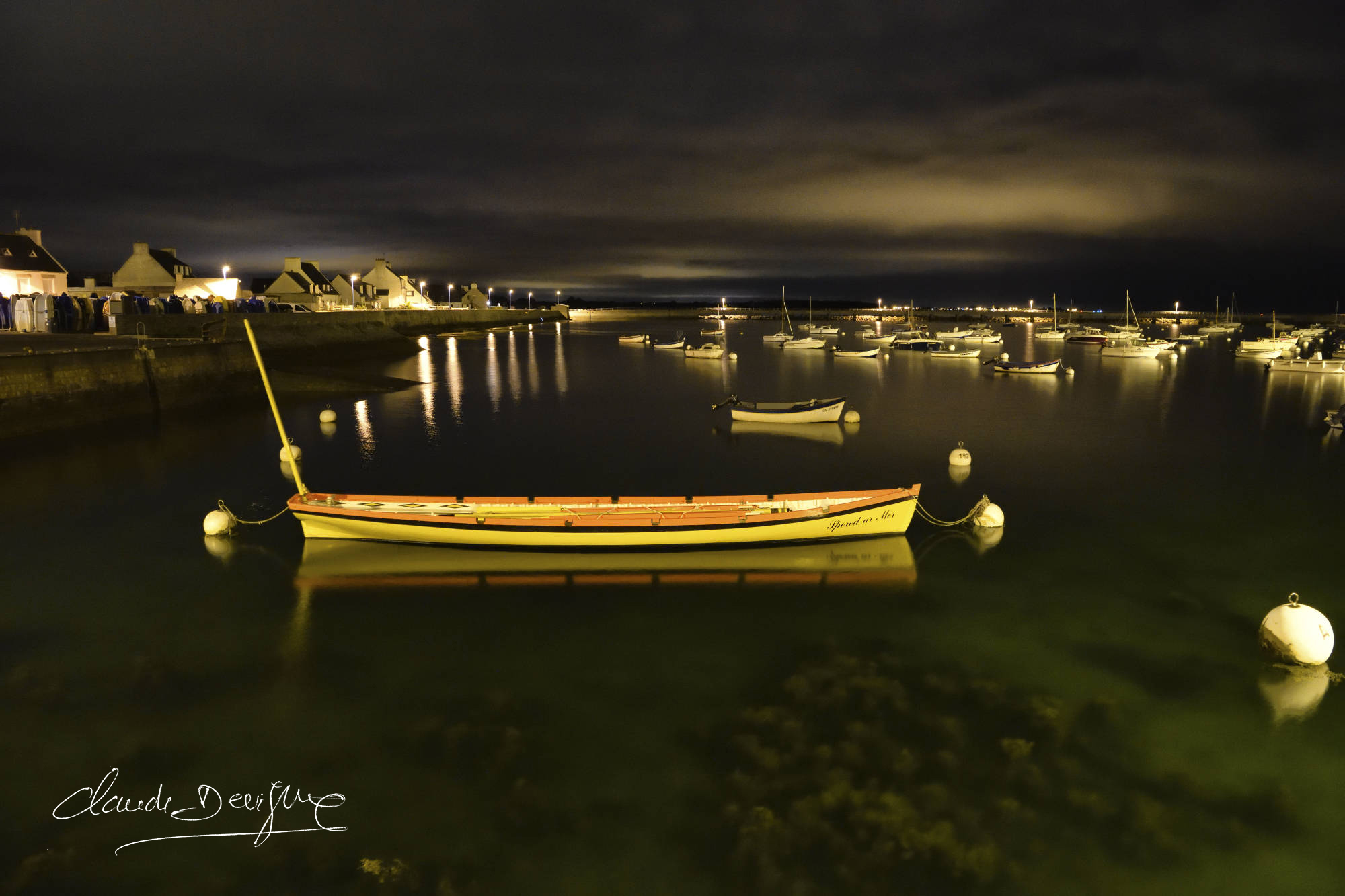 Bateau jaune dans le port du Kirity au coucher du soleil