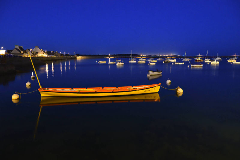 Bateau jaune dans le port du Kirity au coucher du soleil