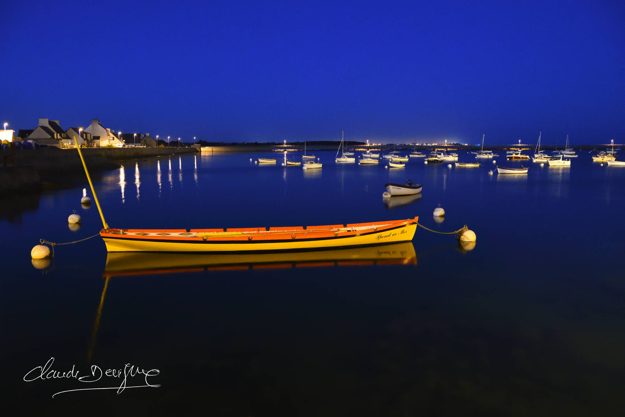 Bateau jaune dans le port du Kirity au coucher du soleil