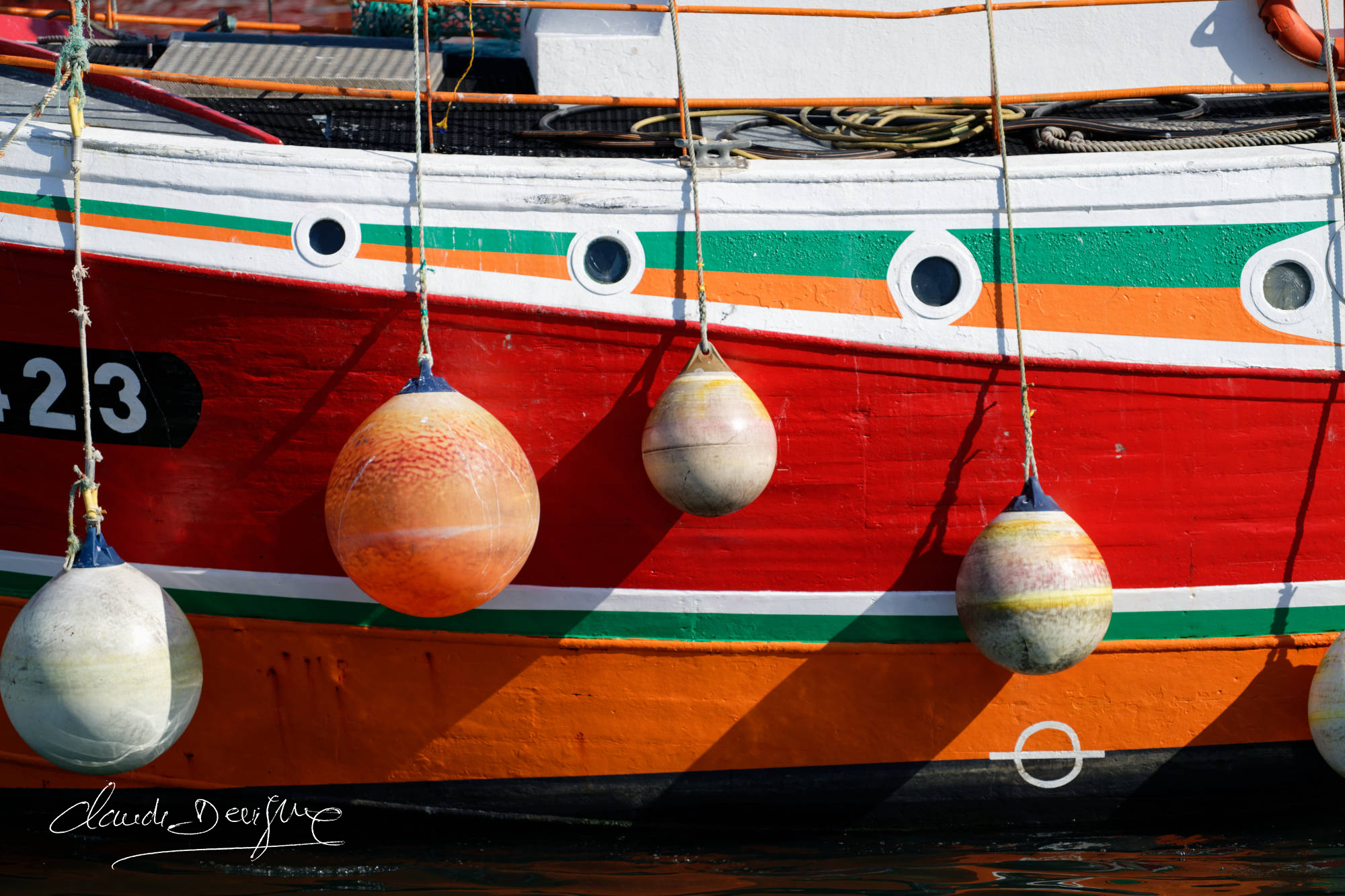 une coque de bateaux et ses bouées