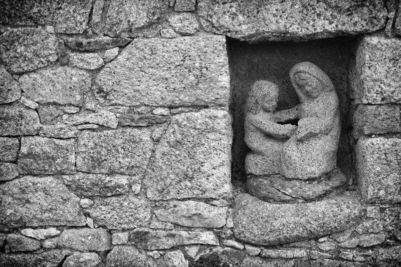 sculpture dans le mur de granit d'une maison à Ouessant