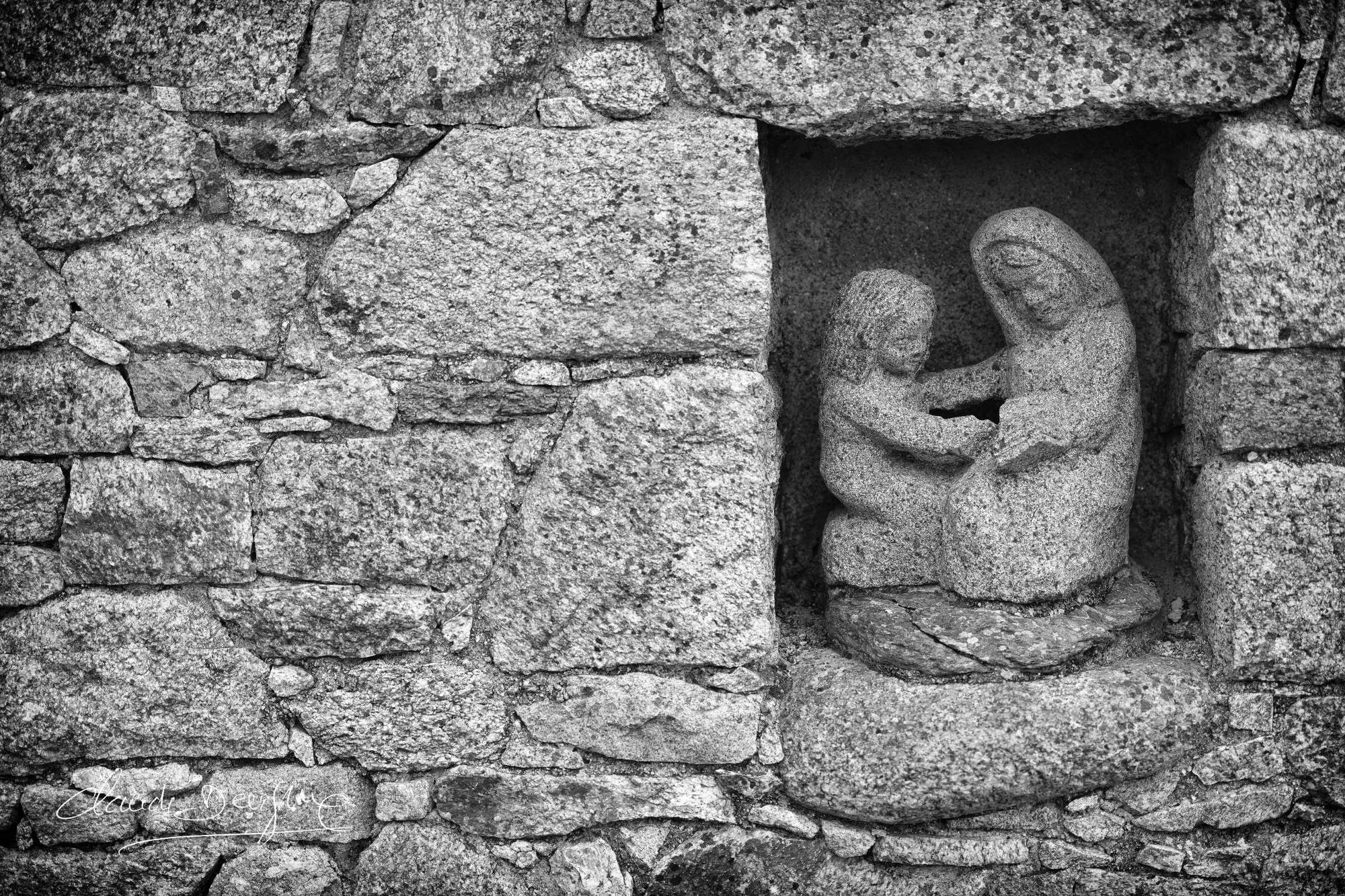 sculpture dans le mur de granit d'une maison à Ouessant