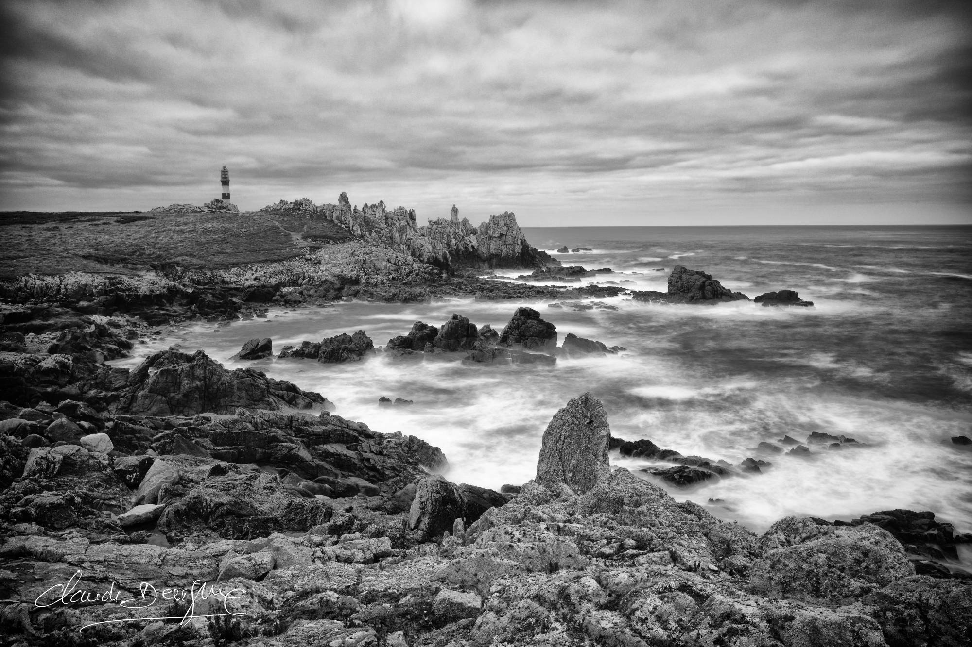 Paysage de la côte à La Pointe de Pern et du phare de creach à Ouessant