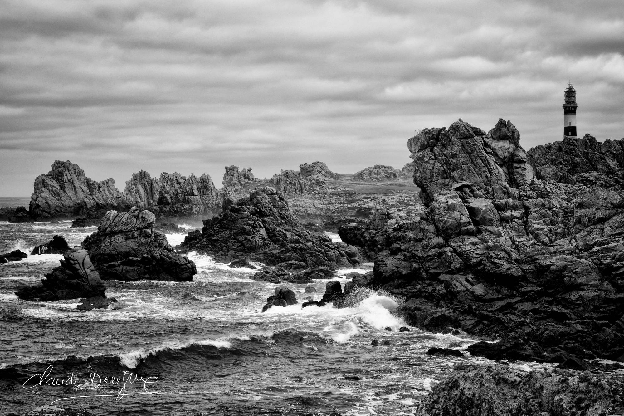 Paysage de la côte à La Pointe de Pern et du phare de creach à Ouessant