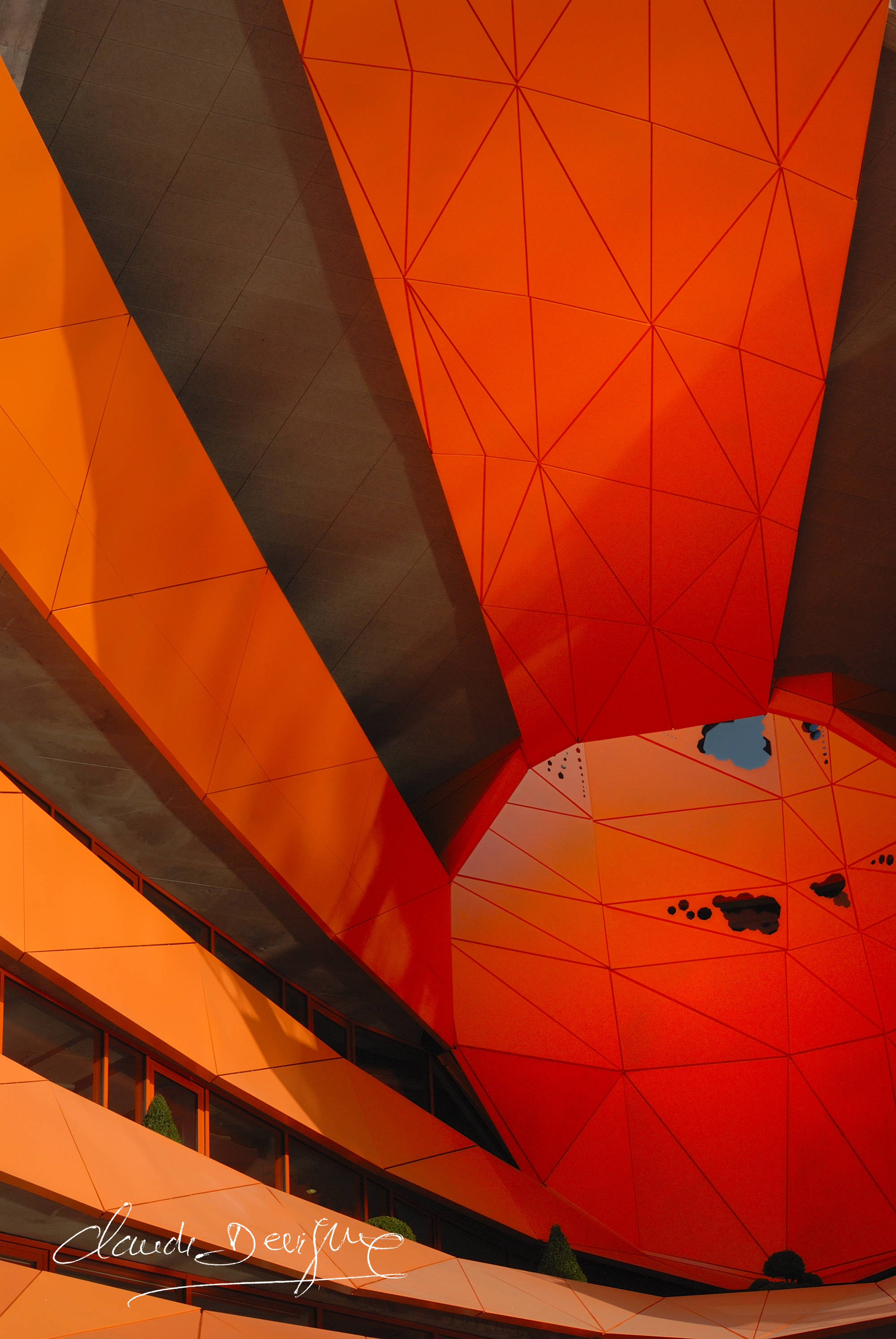 Architecture du quartier de Confluence à Lyon - cube orange