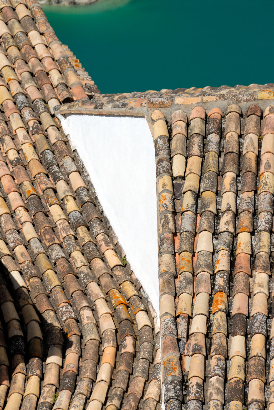 Toits de tuiles de Guadalest en Espagne