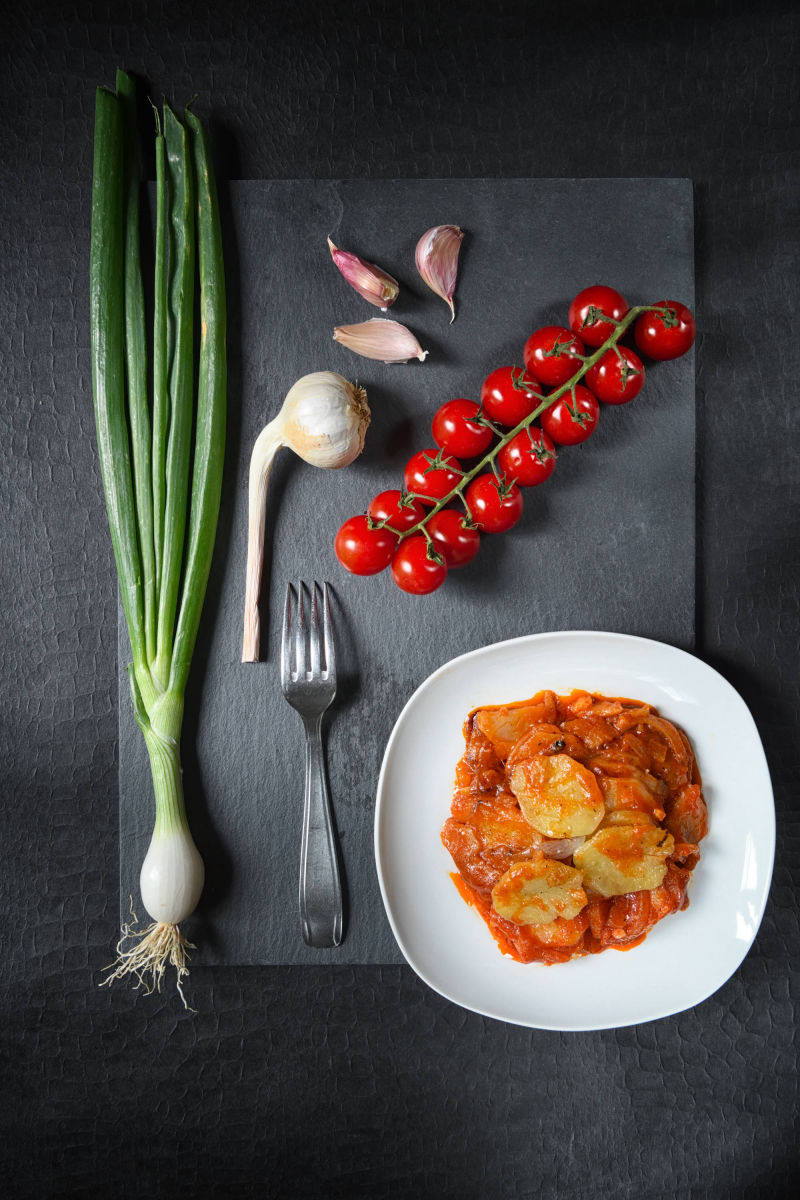 Patatas con tomate