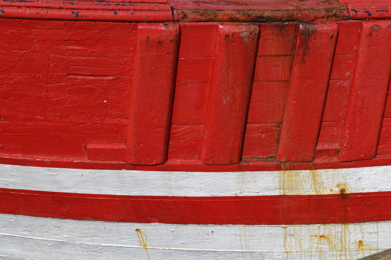 une vieille coque de bateau rouge et blanche