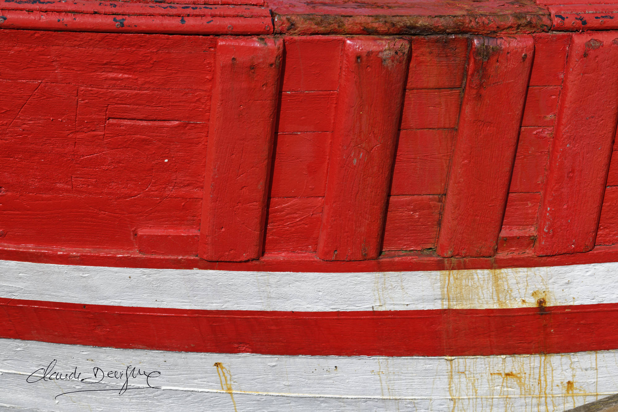 une vieille coque de bateau rouge et blanche