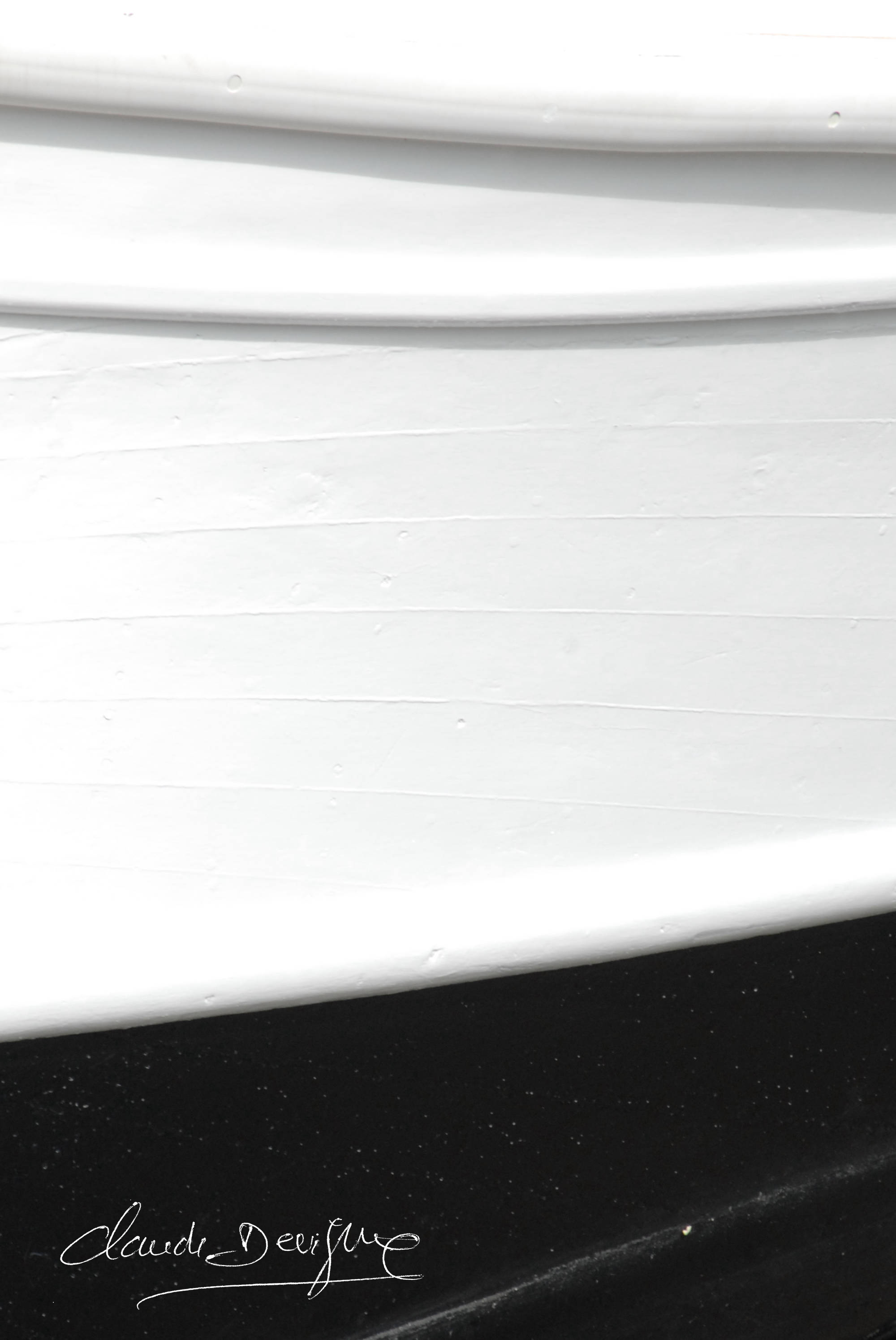 une coque de bateau deux couleurs blanc et noir