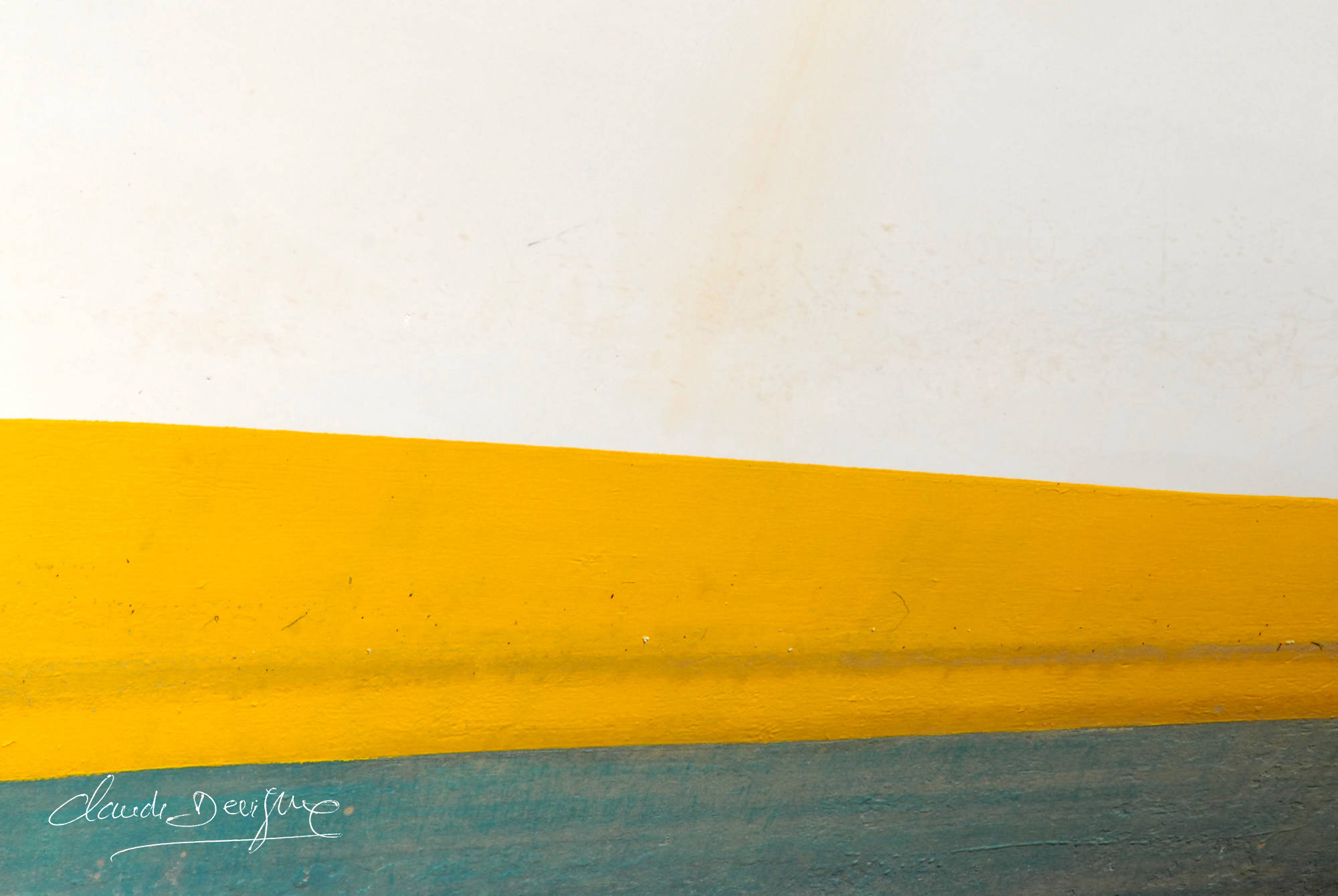 une coque de bateau trois couleurs blanc jaune et vert