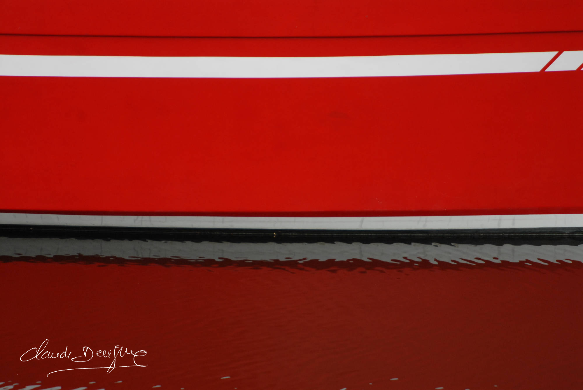 coque de bateau rouge et son reflet