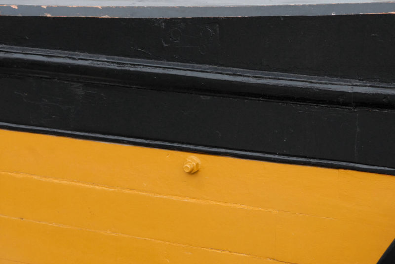 Une coque de bateau noir et jaune