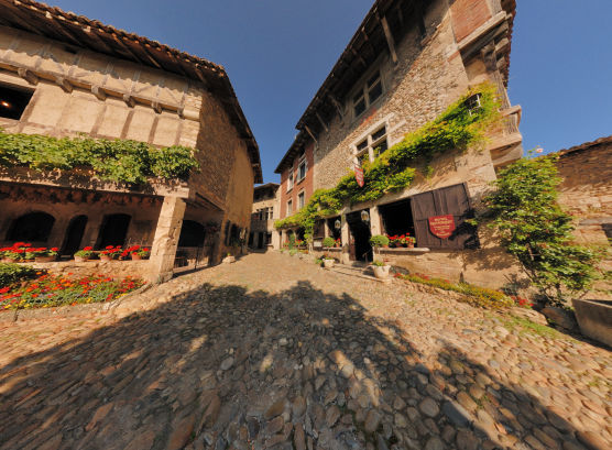 Pérouges - Place des Halles 